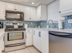Gulf-View Condo w/ Pool, Beach Access & BBQ Area